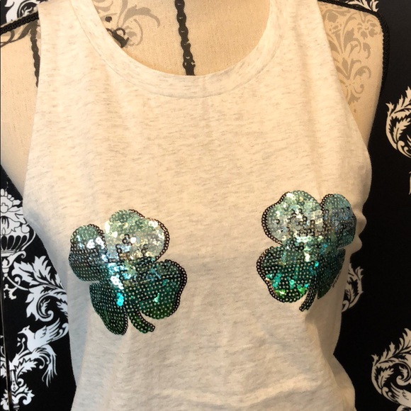 🍀 NWT! Victoria’s Secret Clover Sparkle Tank! - Picture 4 of 6
